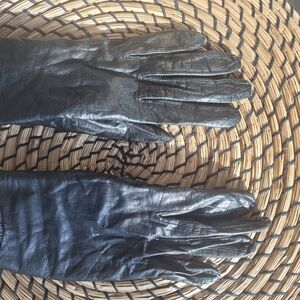 Elegant Black Leather Gloves (Size Small)